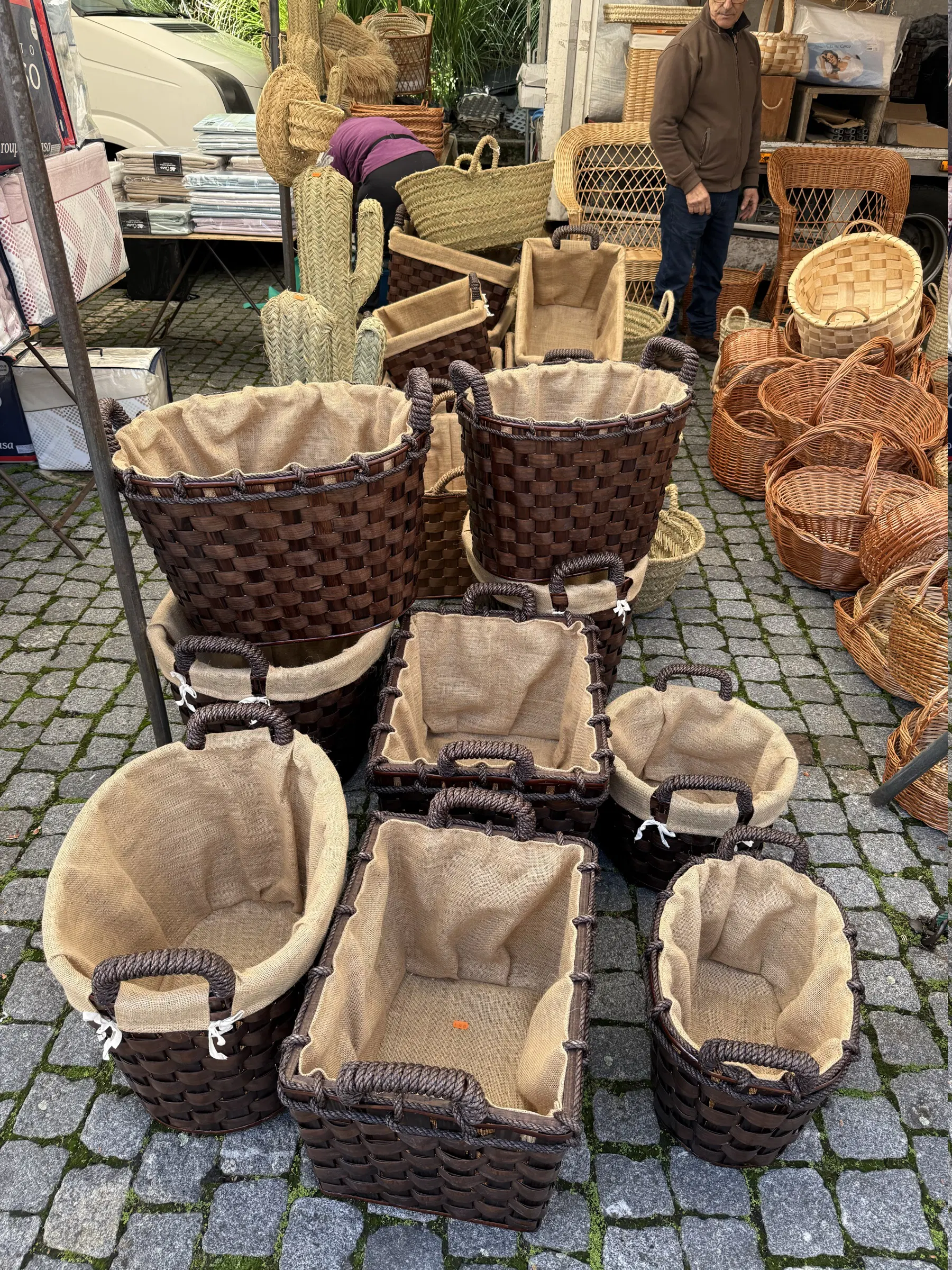 Cestos entrançados sobre a calçada, na feira de sábado de Vila Nova de Cerveira.