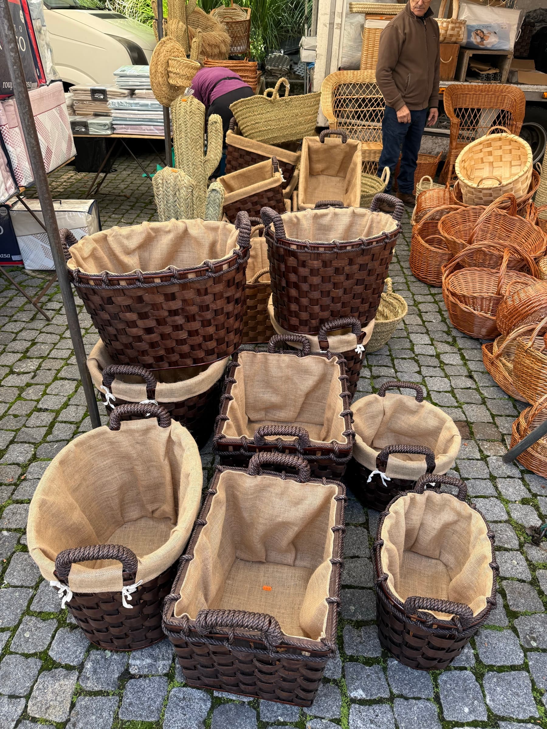 Cestos entrançados sobre a calçada, na feira de sábado de Vila Nova de Cerveira.